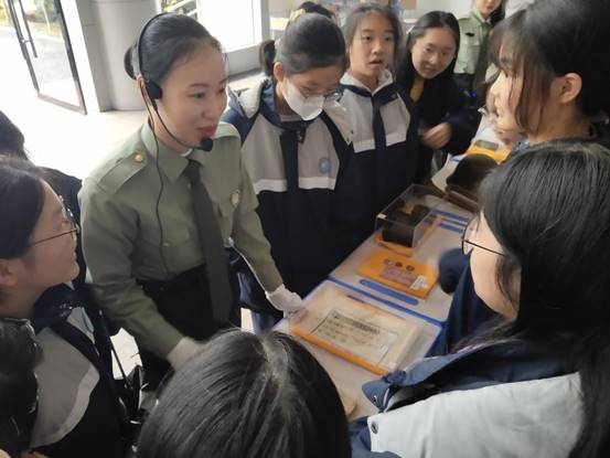 說明: 2022年11月17日下午學習貫徹宣傳二十大精神,大余縣博物館革命文物進大余中學 (3)